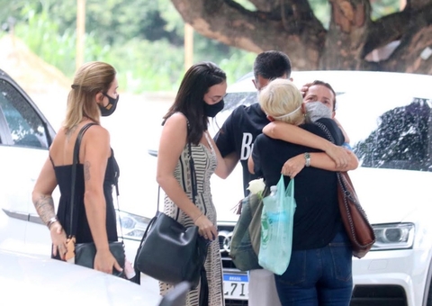 Em cerimônia restrita, Eduardo Galvão é cremado no Rio