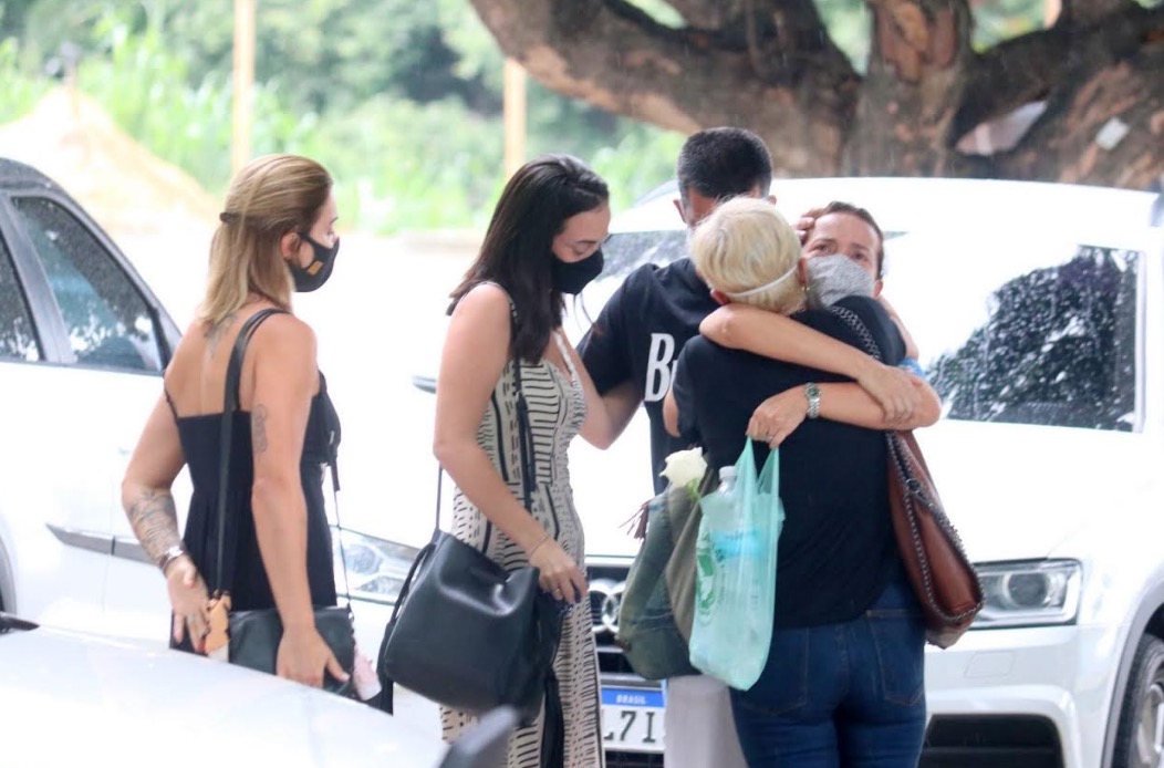 Em cerimônia restrita, Eduardo Galvão é cremado no Rio