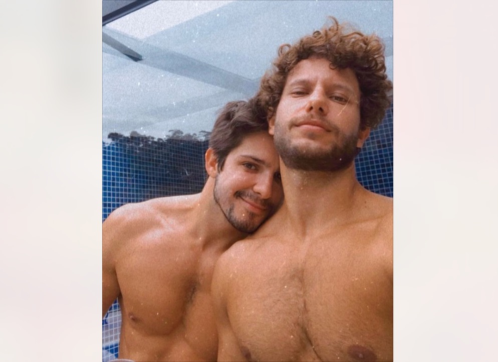 Ator de 'Salve-se Quem Puder' posta foto com namorado e perde seguidores