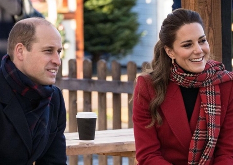 Kate Middleton e príncipe William posam com filhos para cartão de Natal