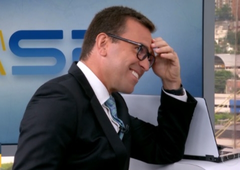 Apresentador Rodrigo Bocardi solta palavrão durante jornal: 'vazou?'