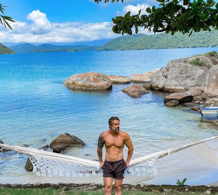 Sarado, Marcos Mion mostra férias paradisíacas com esposa após 'A Fazenda'