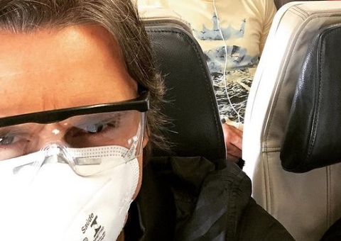 Viajando a trabalho pela Globo, Murilio Rosa se revolta em avião