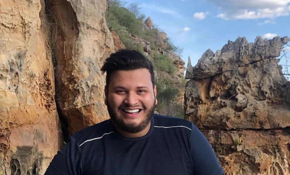 Ex-BBB Victor Hugo é internado com Covid-19 após live com Carlinhos Maia