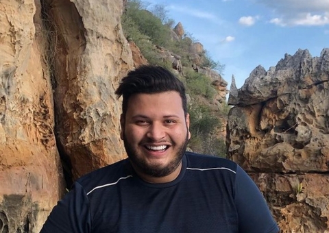 Ex-BBB Victor Hugo é internado com Covid-19 após live com Carlinhos Maia