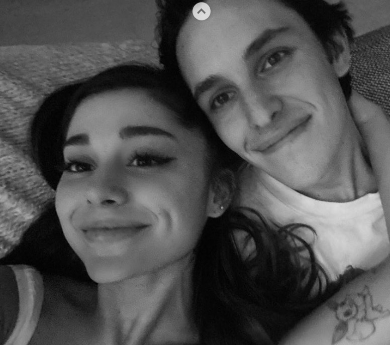 Ariana Grande anuncia noivado com Dalton Gomez e mostra fotos do casal 