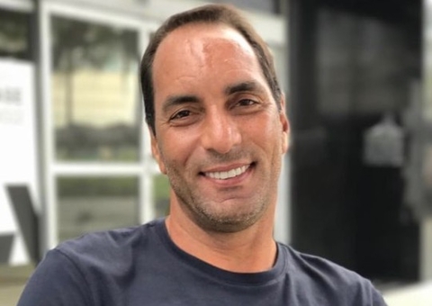 Edmundo posa com os filhos após reconciliação com primogênito