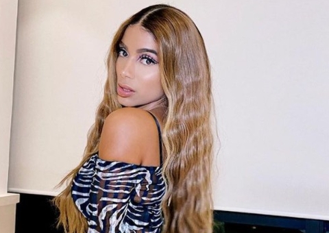 Anitta responde se já escolheu 'calcinha da sorte' para virada de ano 