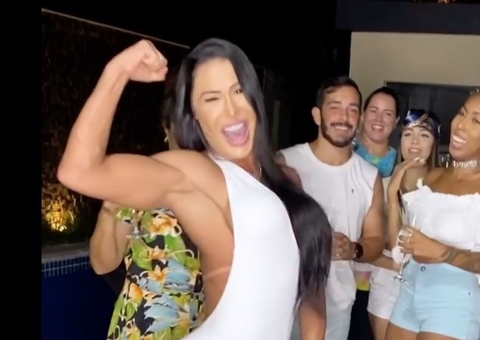 Gracyanne Barbosa vira o ano levantando peso e vira meme