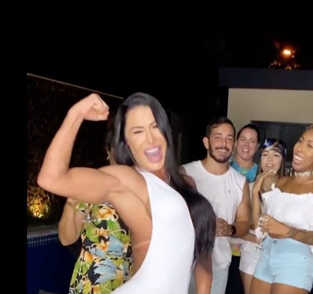 Gracyanne Barbosa vira o ano levantando peso e vira meme