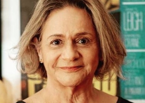 Fafy Siqueira posa com namorada 30 anos mais nova e rebate ofensa