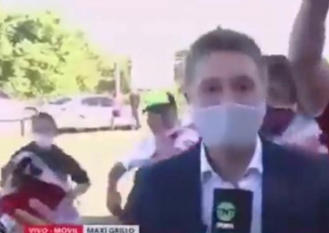 Repórter tem celular furtado ao vivo por torcedor em embarque do River