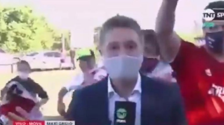 Repórter tem celular furtado ao vivo por torcedor em embarque do River