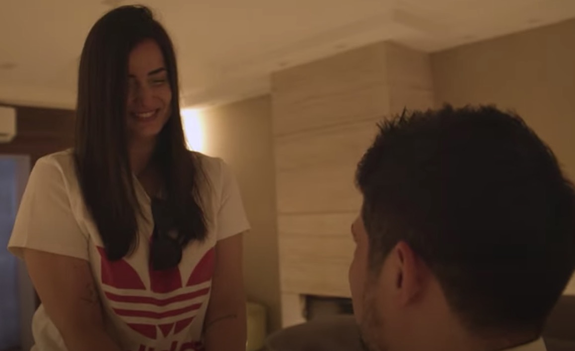 Phelipe Siani pede Mari Palma em casamento inspirado em cena de Friends 