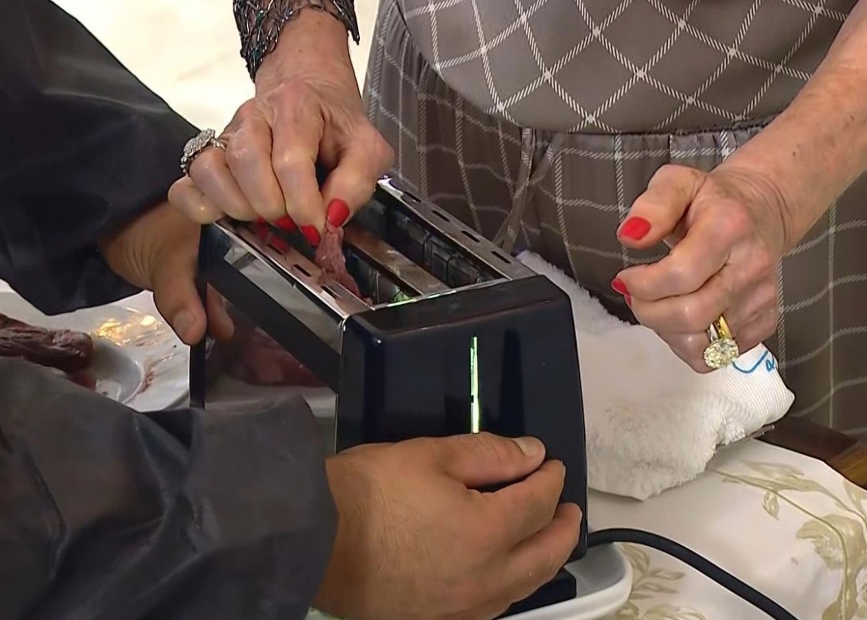 Ana Maria Braga tenta fazer bife diferente e torradeira queima ao vivo