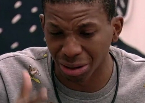 Lucas cai no choro após ser 'expulso' da mesa por Karol Conká