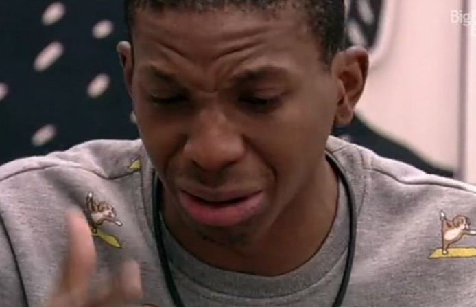 Lucas cai no choro após ser 'expulso' da mesa por Karol Conká