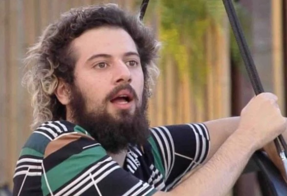 Cartolouco revela bissexualidade em A Fazenda