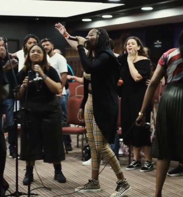 Ludmilla cria célula religiosa com seu nome e relata experiência com Deus 