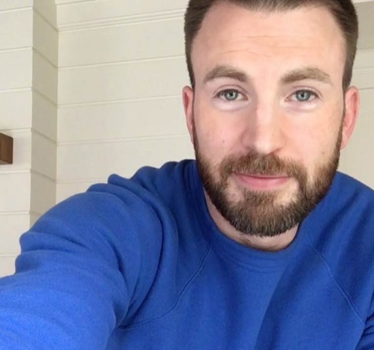 Chris Evans quebra o silêncio após postar nude sem querer no Instagram