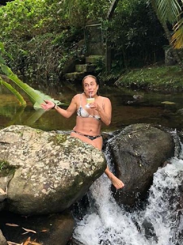 Cissa Guimarães mostra abdômen sarado aos 63 anos