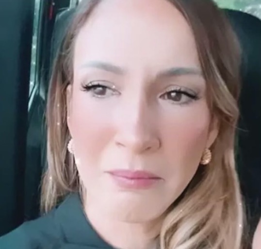 Claudia Leitte sai de casa pela primeira vez para fazer show e se emociona