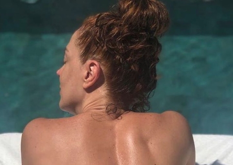 Aos 53, Claudia Raia exibe bumbum em ângulo ousado de fio-dental 