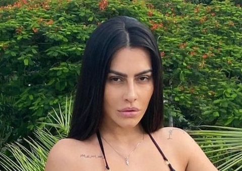 Cleo aparece mais magra em fotos de biquíni e surpreende fãs