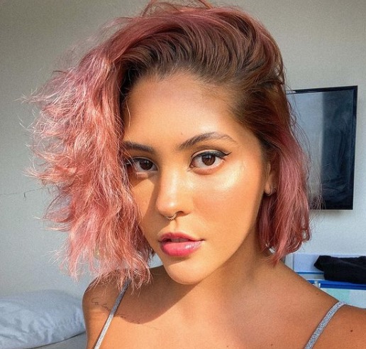 Youtuber é criticada por comer café da manhã por engano e tirar sarro