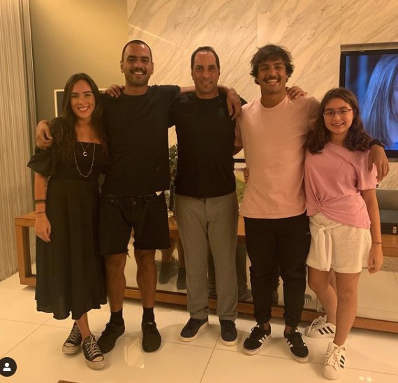Edmundo posa com os filhos após reconciliação com primogênito
