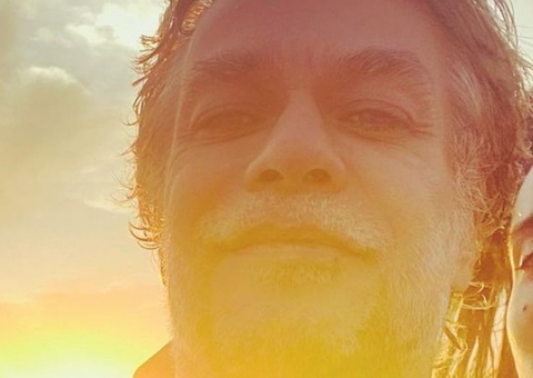 Feliz da vida! Fábio Assunção mostra foto com mulher grávida e os filhos 