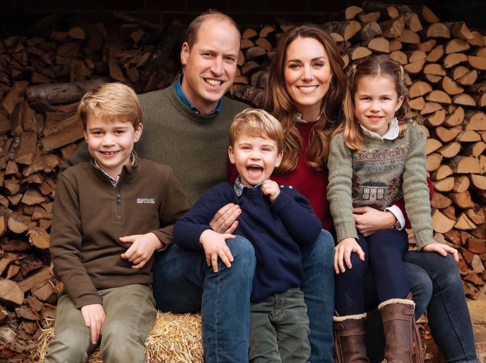 Kate Middleton e príncipe William posam com filhos para cartão de Natal