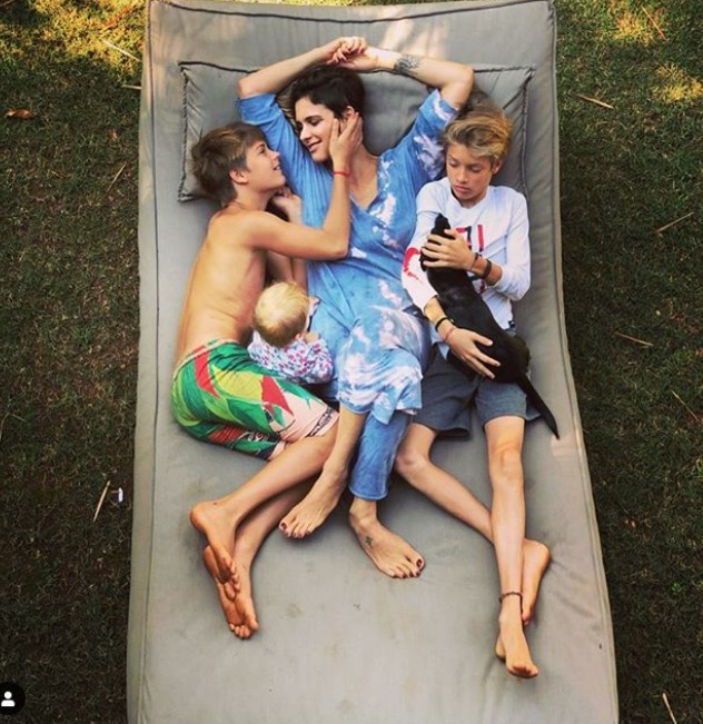 Fernanda Lima surge de cabelo curtíssimo em foto com os filhos 