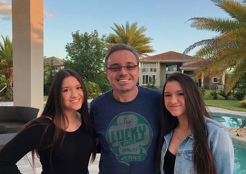 Gêmeas de Gugu Liberato assumem namoro com brasileiros nos EUA