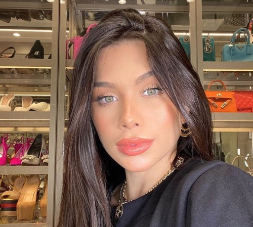 Flavia Pavanelli faz 'tour' por quarto luxuoso e impressiona; Assista 