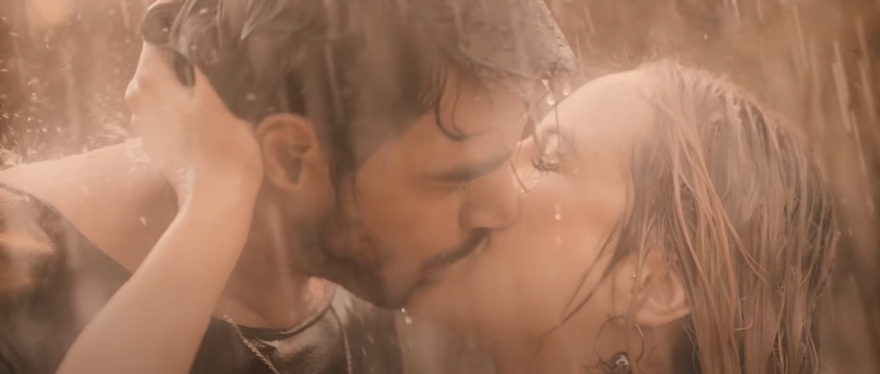 Aos beijos com Guilherme, ex-BBB Gabi Martins lança clipe 'Covardia'