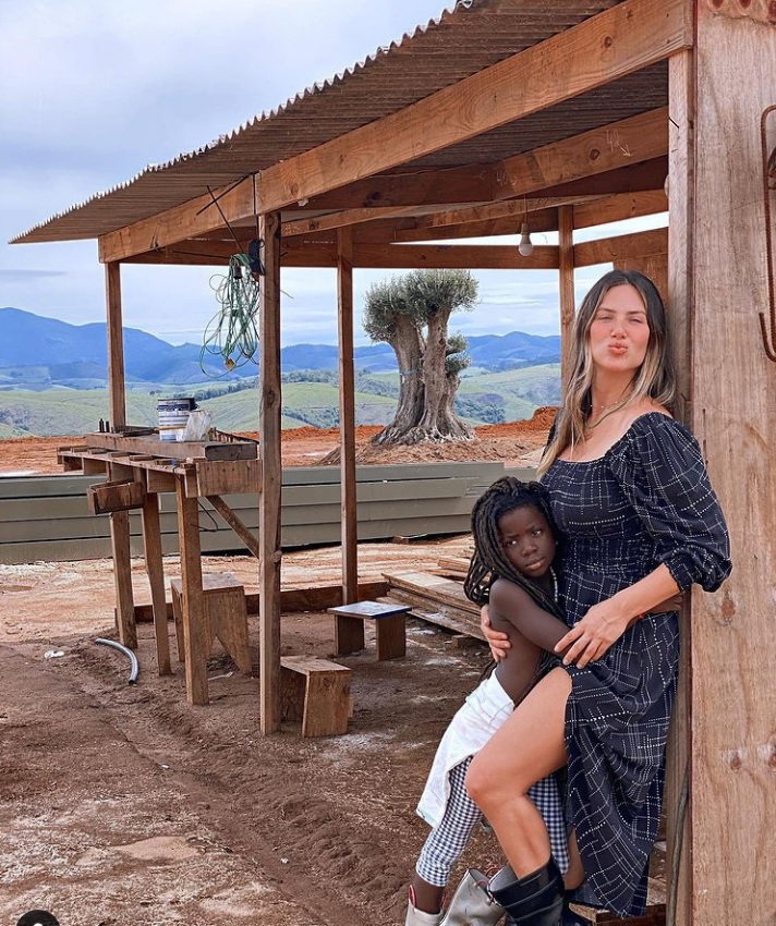 Giovanna Ewbank e Titi posam em lugar paradisíaco:‘sonho virando realidade'