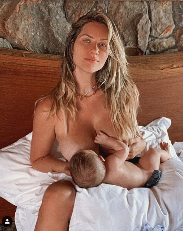 Giovanna Ewbank posa amamentando Zyan e encanta Gagliasso: 'como acordei'