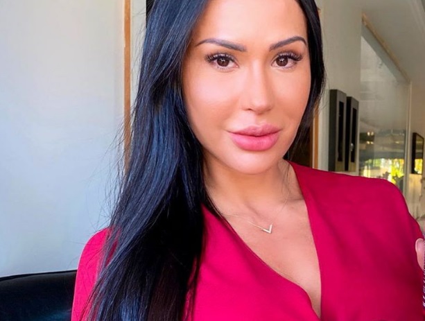 De microshort atolado, Gracyanne exibe bumbum montanha fazendo quadradinho