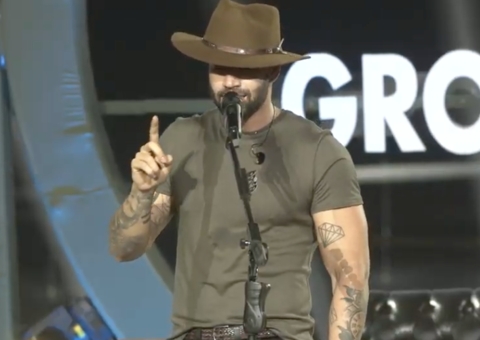 Gusttavo Lima canta música sobre separação e é 'bombardeado' em live