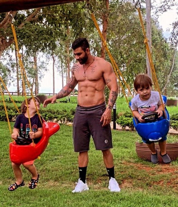 Gusttavo Lima ostenta 'tanquinho' em fim de semana com filhos 