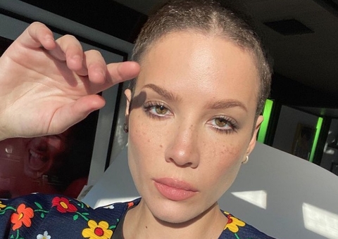 Cantora Halsey anuncia gravidez em foto de topless 