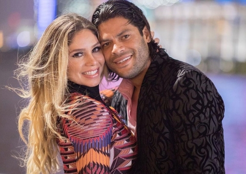 Jogador Hulk Paraíba tatua nome da noiva na costela