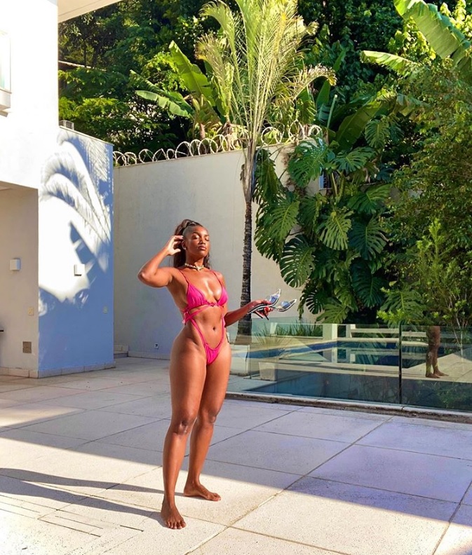  Iza exibe corpão voluptuoso de biquíni e fãs piram: 'deusa'