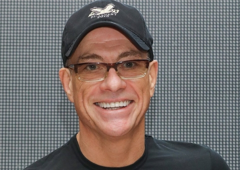 Aos 59, Jean-Claude Van Damme impressiona com bíceps gigante