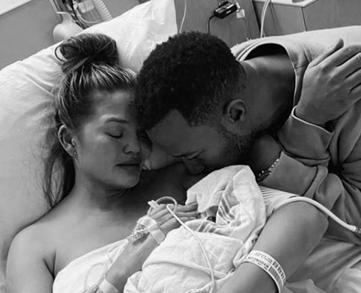 Bebê de John Legend e Chrissy Teigen morre após o parto 