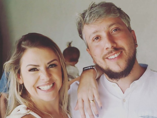 Viúva do baterista do Lagum anuncia gravidez em vídeo emocionante