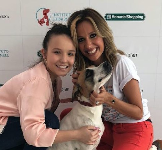Larissa Manoela doa cadela que adotou de Luisa Mell 