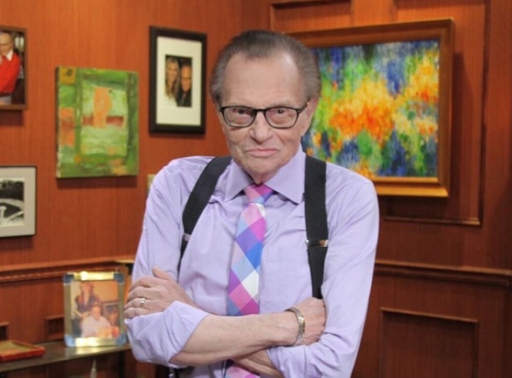 Apresentador Larry King é internado com Covid-19 aos 87 anos
