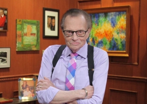 Apresentador Larry King é internado com Covid-19 aos 87 anos